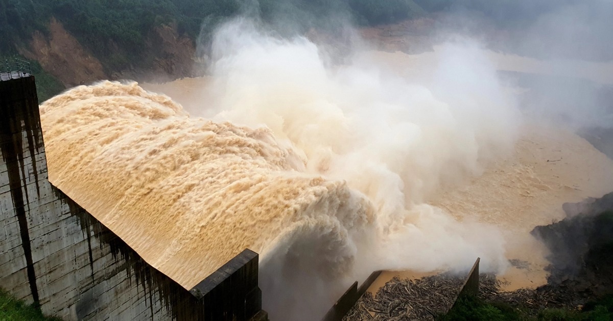 Mưa trắng trời, nước lũ tràn vào nhà dân, thủy điện xả điều tiết