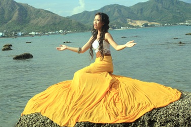 Khởi My, "hạt cát" trong lòng showbiz