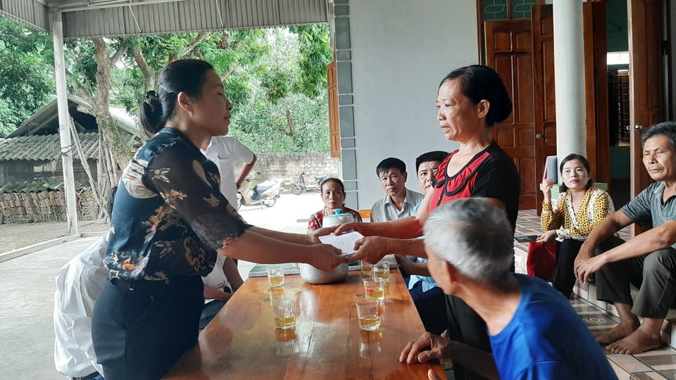 Trao hỗ trợ 5 triệu đồng cho chị Nguyễn Thị Lý (Châu Thái) có chồng chết do sét đánh.jpg Trao hỗ trợ 5 triệu đồng cho chị Nguyễn Thị Lý (ở xã Châu Thái) có chồng chết do sét đánh.