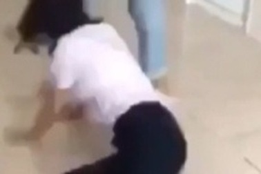 Kỷ luật nhóm nữ sinh ở Nha Trang tát bạn tới tấp… trong nhà vệ sinh