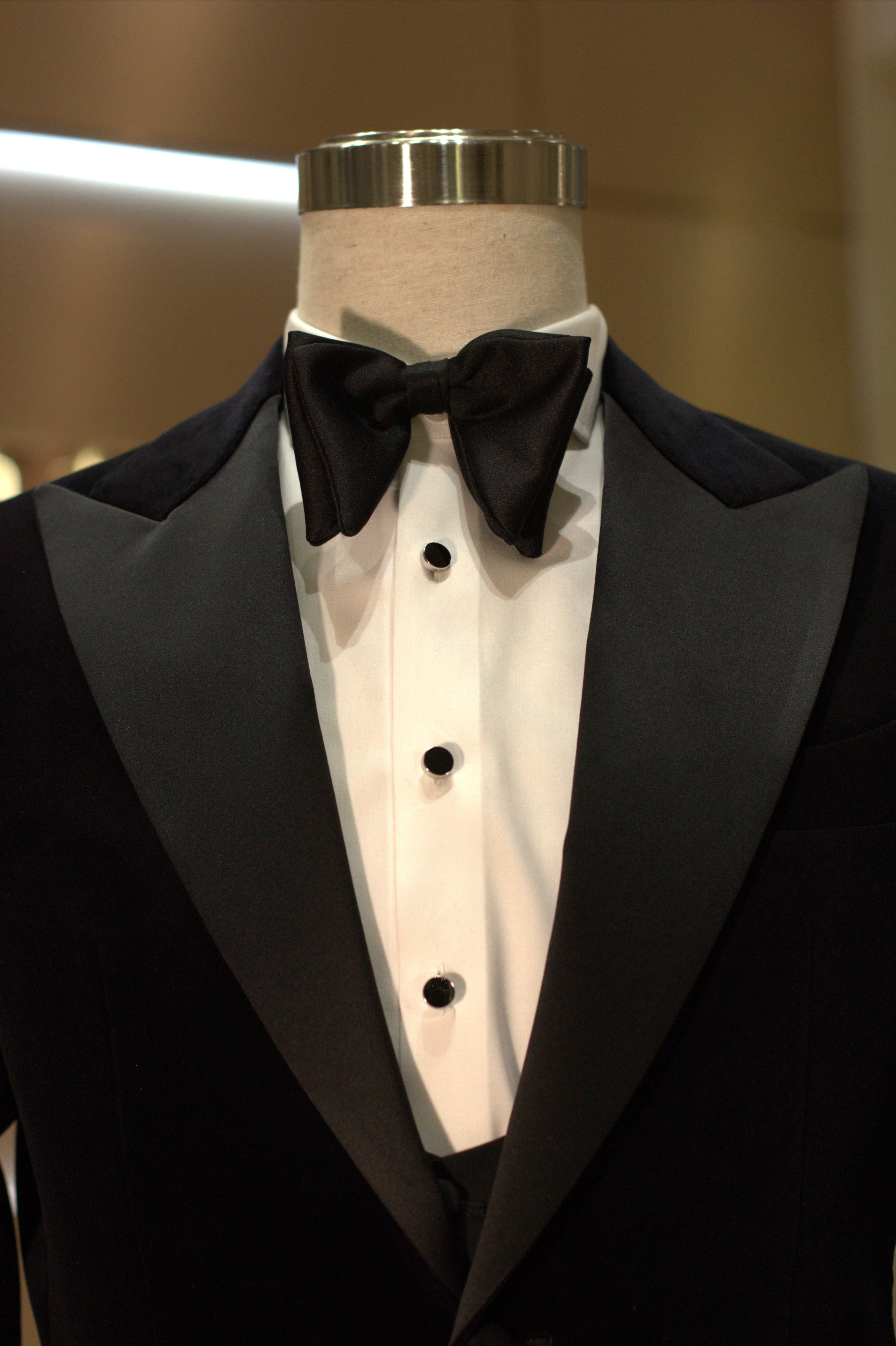 Thiết kế này được làm từ chất liệu nhung đen của thương hiệu dệt may nổi tiếng Loro Piana. Chi tiết ve nhọn đặc trưng kèm áo gile giúp người diện thể hiện thần thái quý ông (Ảnh: Nhân vật cung cấp).