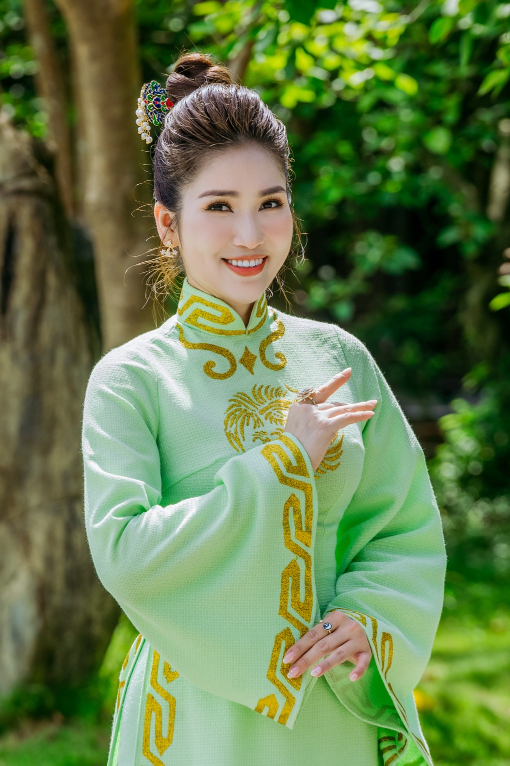 Hoa hậu cải lương Như Huỳnh nền nã với áo dài họa tiết đôi chim uyên ương - 5 Hoa hậu cải lương Như Huỳnh nền nã với áo dài họa tiết đôi chim uyên ương - 5