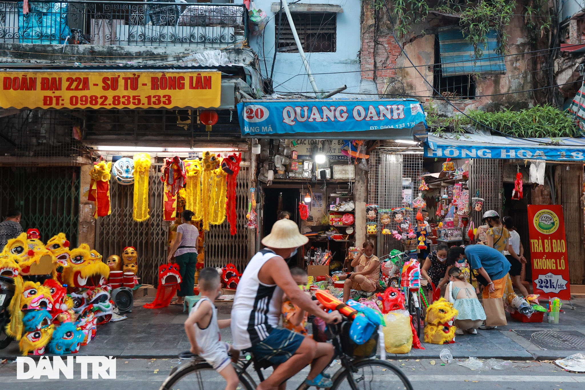 Phố Hàng Mã đông đúc bất ngờ tối Trung thu, công an lập nhiều chốt chặn - 4 Phố Hàng Mã đông đúc bất ngờ tối Trung thu, công an lập nhiều chốt chặn - 4