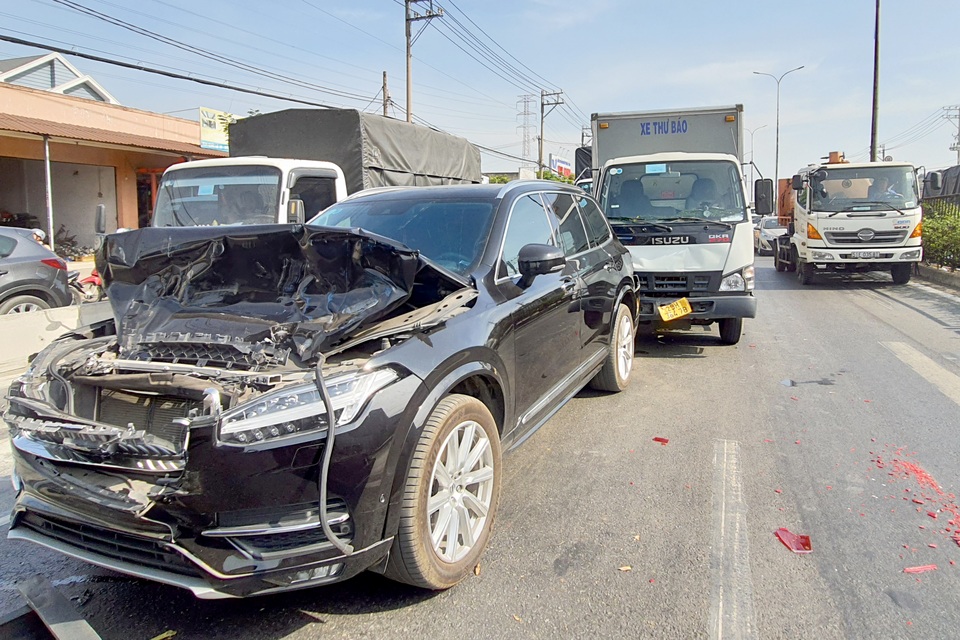 Ô tô tiền tỷ bị 3 xe tải kẹp trên quốc lộ - 1