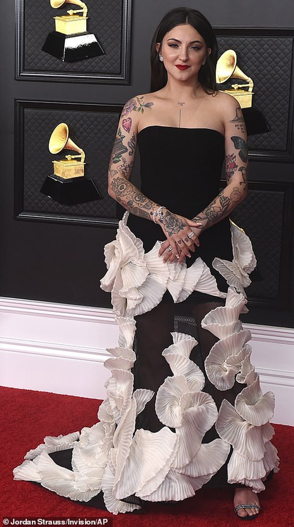 Choáng với váy hở bạo của Doja Cat trên thảm đỏ Grammy - 15 Choáng với váy hở bạo của Doja Cat trên thảm đỏ Grammy - 15