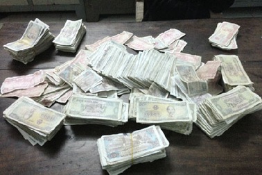 Nữ sinh cắt quần áo bạn rồi bồi thường bằng bao tiền lẻ