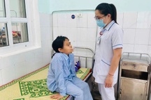 Cùng người thân ra suối chơi, bé gái 10 tuổi bất ngờ bị khỉ tấn công