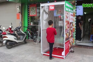 Lo sợ dịch Covid-19, tiệm bánh ở Hà Nội trang bị buồng khử khuẩn