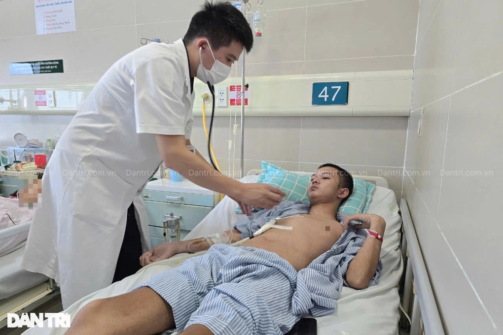 Bác sĩ Bạch Mai kêu gọi giúp đỡ chàng trai 19 tuổi mắc bệnh hiểm nghèo - 1 Bác sĩ Bạch Mai kêu gọi giúp đỡ chàng trai 19 tuổi mắc bệnh hiểm nghèo - 1