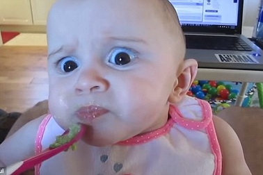 Vẻ mặt tức cười của bé khi lần đầu ăn bơ