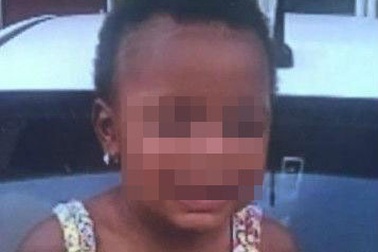 Mẹ bỏ đi bar, con 1 tuổi bị trẻ 8 tuổi đấm đến chết