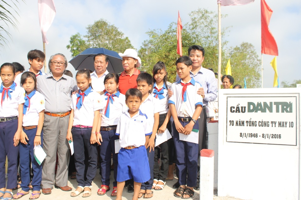 Hàng chục phòng học, cây cầu Dân trí được xây dựng trong 15 năm qua - 6 Hàng chục phòng học, cây cầu Dân trí được xây dựng trong 15 năm qua - 6