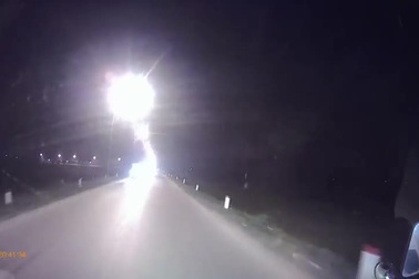 Tài xế gặp tai nạn vì đèn pha chiếu xa của xe ngược chiều gây lóa mắt