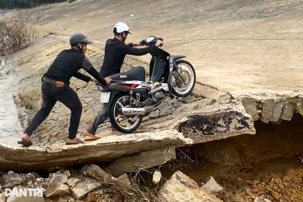 Lũ cuốn trôi cầu, tuyến giao thông huyết mạch bị chia cắt gần một tháng - 2 Lũ cuốn trôi cầu, tuyến giao thông huyết mạch bị chia cắt gần một tháng - 2
