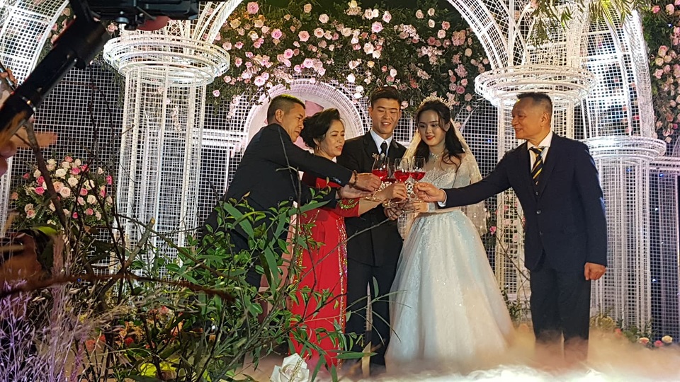 Đám cưới Duy Mạnh - Quỳnh Anh: Cặp đôi trao nhẫn, chính thức là vợ chồng - 6 Đám cưới Duy Mạnh - Quỳnh Anh: Cặp đôi trao nhẫn, chính thức là vợ chồng - 6