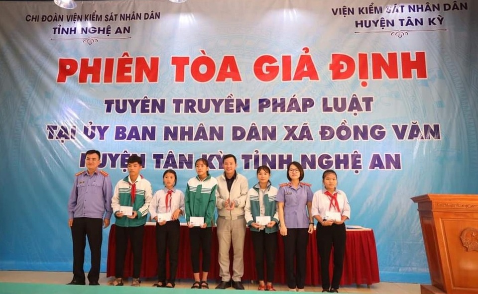 Đưa kiến thức pháp luật đến với thanh niên, học sinh - 4 Đưa kiến thức pháp luật đến với thanh niên, học sinh - 4