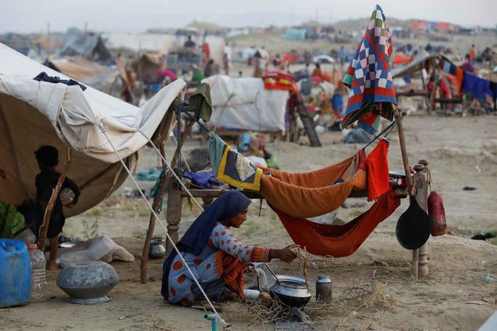 Lũ lụt lịch sử, hàng trăm nghìn người Pakistan lâm cảnh màn trời chiếu đất - 2 Lũ lụt lịch sử, hàng trăm nghìn người Pakistan lâm cảnh màn trời chiếu đất - 2