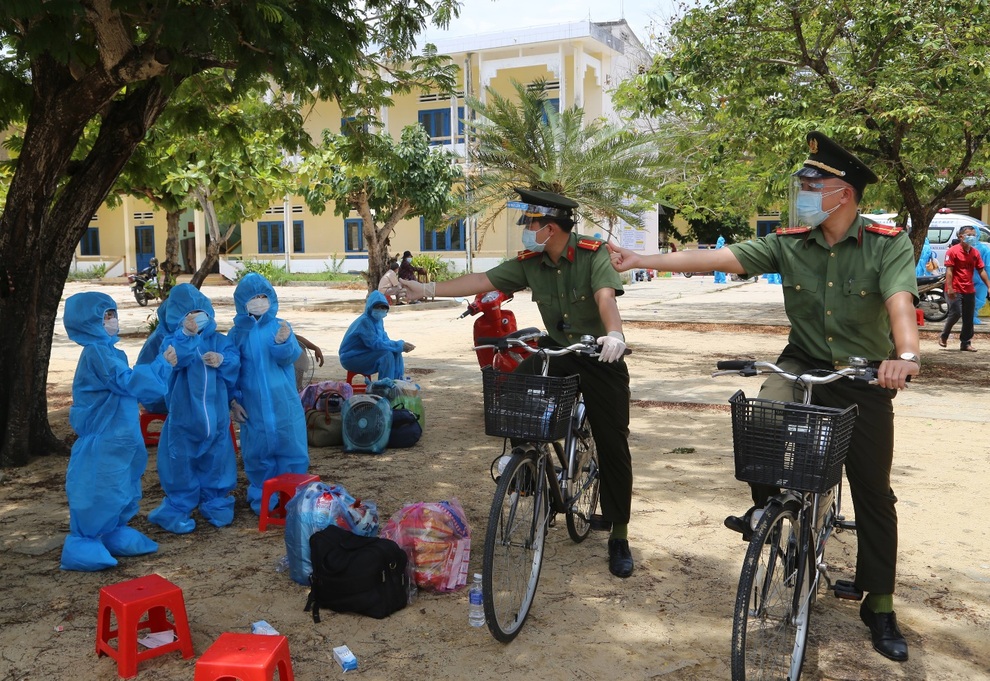 Xúc động hình ảnh em bé đi cách ly thả tim chào các chiến sĩ công an - 1 Xúc động hình ảnh em bé đi cách ly thả tim chào các chiến sĩ công an - 1