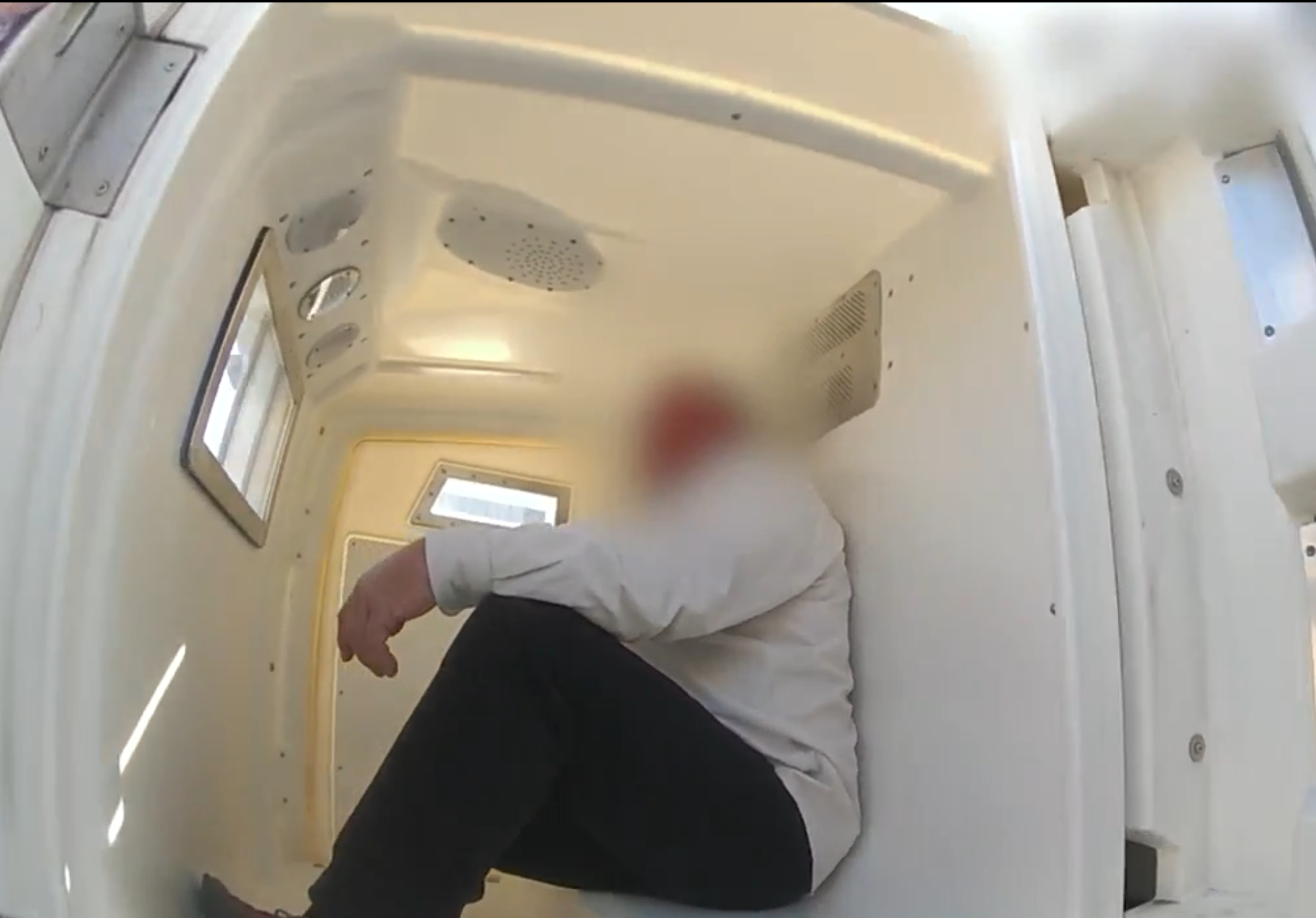 Đòi đi toilet khi máy bay cất cánh, người đàn ông có nguy cơ lãnh 14 năm tù - 1