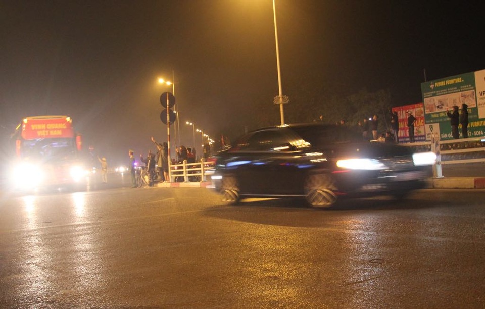 Khoảnh khắc đoàn xe đón các cầu thủ U22 Việt Nam tiến ra từ trong sân bay Nội Bài - 11