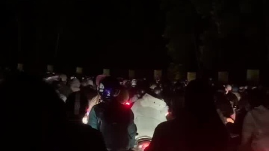 Khách đến từ 4h30, xếp hàng mua vé đi Vườn Quốc gia Ba Vì đông như trẩy hội