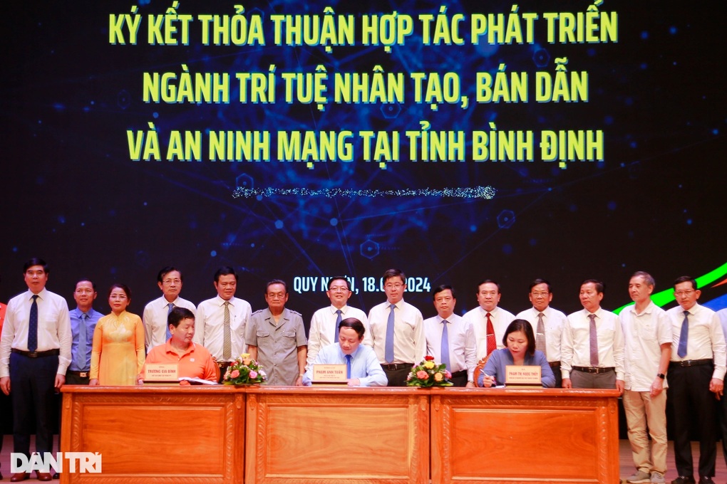 Thứ trưởng Bộ TTTT: Bình Định có tiềm năng phát triển công nghệ số - 2 Thứ trưởng Bộ TTTT: Bình Định có tiềm năng phát triển công nghệ số - 2