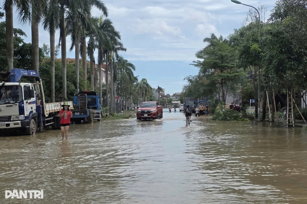 Lái xe trong mưa bão: Người đi ô tô và xe máy cần lưu ý những gì? - 1
