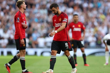 Huyền thoại Alan Shearer chỉ trích hàng tiền vệ kém cỏi của Man Utd