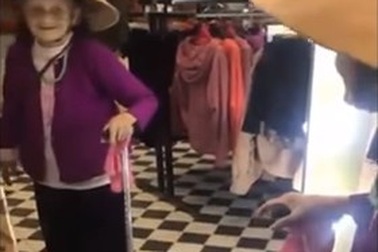 Clip cụ bà 103 tuổi nói chuyện với mình trong gương mà không biết "đốn tim" cư dân mạng