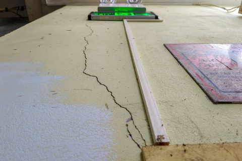 Vụ hố sâu “nuốt chửng” ô tô: Dân lo ngại khi nhà cũng xuất hiện vết nứt