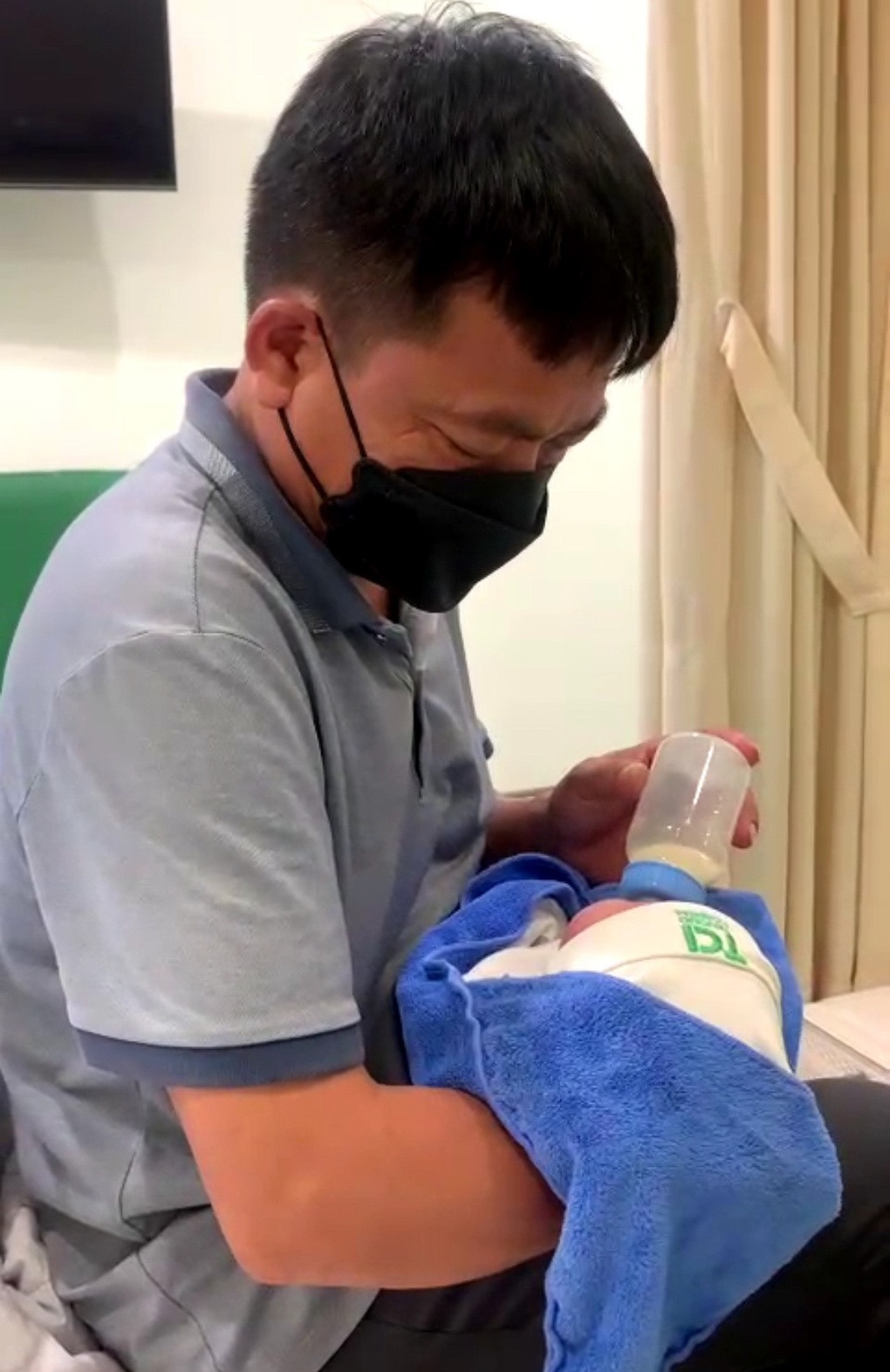 Xúc động hình ảnh ông bố một mình đưa con gái đi đẻ, thức đêm chăm cháu - 2 Xúc động hình ảnh ông bố một mình đưa con gái đi đẻ, thức đêm chăm cháu - 2