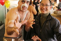 Giáo sư mặc quần soóc đứng lớp và… hơn thế ở giảng đường phương Tây