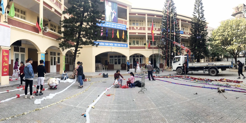 Học sinh trường cấp 2 tại Hà Nội trang trí cây thông Noel “siêu to khổng lồ” - 7 Học sinh trường cấp 2 tại Hà Nội trang trí cây thông Noel “siêu to khổng lồ” - 7