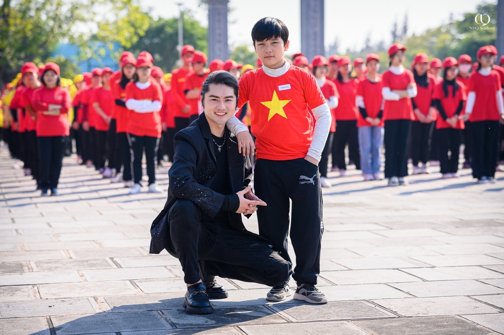 Siêu mẫu Đình Quyền và học trò xếp hình quốc kỳ xác nhận kỷ lục Việt Nam - 3 Siêu mẫu Đình Quyền và học trò xếp hình quốc kỳ xác nhận kỷ lục Việt Nam - 3