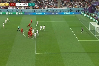 Đội tuyển Đức bị chế nhạo khi 6 cầu thủ việt vị sau pha đá phạt