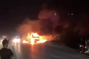 Cháy xe khách giường nằm, 30 người kịp thoát thân