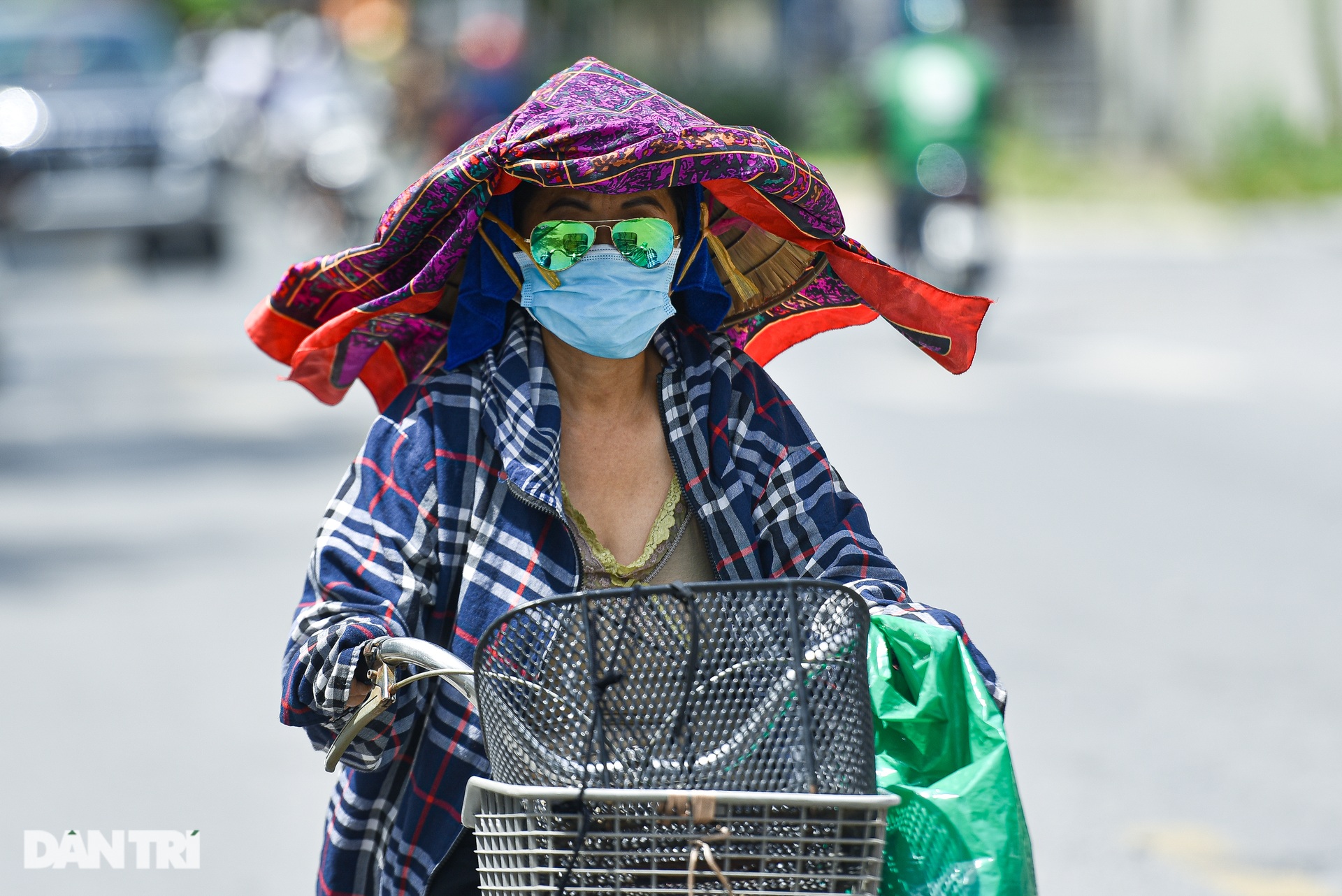 Trùm khăn ướt, đeo mặt nạ trong ngày Hà Nội nắng nóng 40 độ C - 2 Trùm khăn ướt, đeo mặt nạ trong ngày Hà Nội nắng nóng 40 độ C - 2