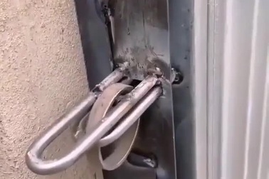 Hệ thống chốt cửa có thiết kế hết sức thông minh