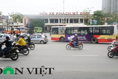 Nữ nhân viên xe buýt và những bữa ăn vội “mỳ tôm đá”