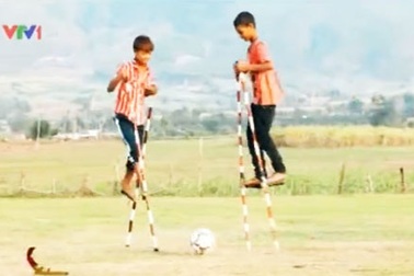 Độc đáo ngôi làng đi cà kheo