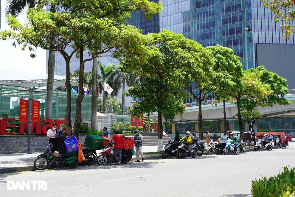 Shipper ở Hà Nội cháy đơn đợt nắng nóng, thu nhập không cao như lời đồn - 13 Shipper ở Hà Nội cháy đơn đợt nắng nóng, thu nhập không cao như lời đồn - 13