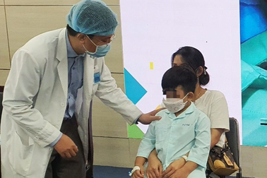 Bé trai 5 tuổi mang di chứng suốt đời ở mũi vì một viên pin điện tử