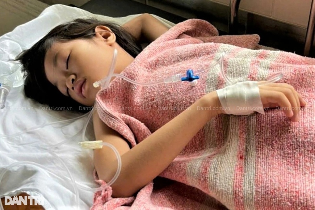 Bé gái 10 tuổi mắc ung thư: Bao giờ con mới khỏi bệnh và được đi học - 2 Bé gái 10 tuổi mắc ung thư: Bao giờ con mới khỏi bệnh và được đi học - 2