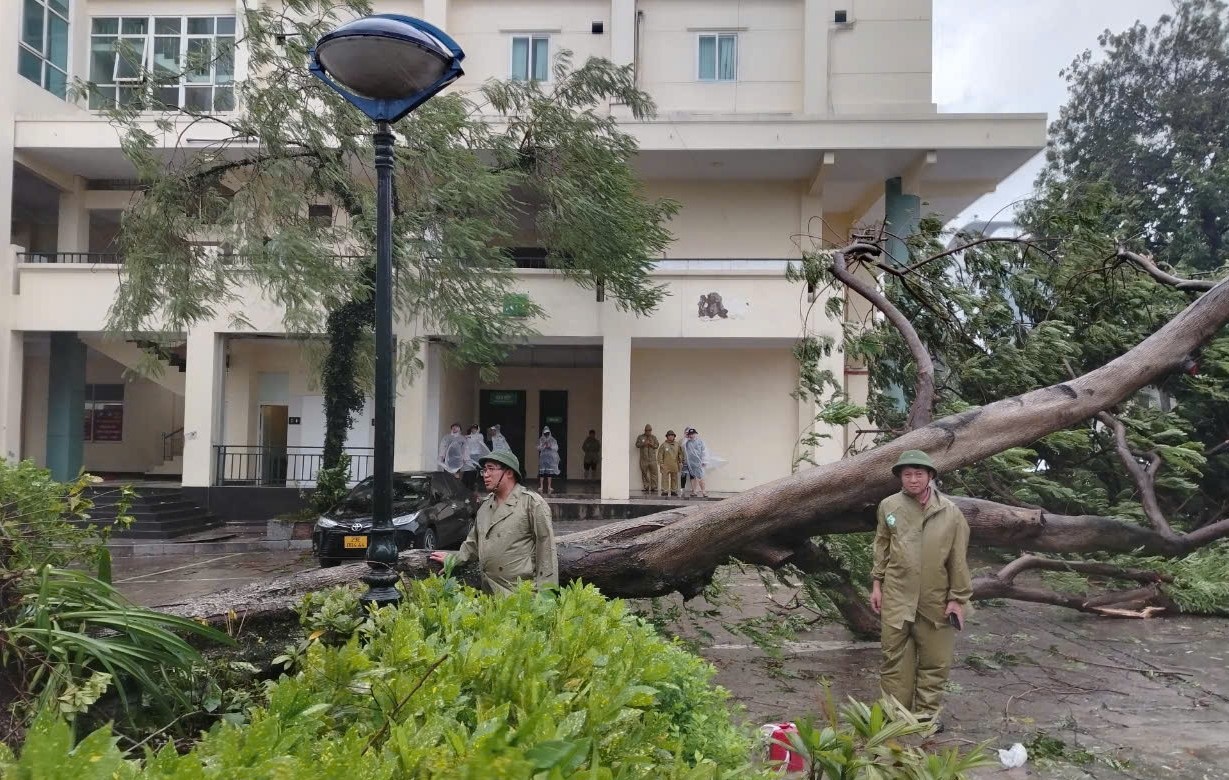 Trong ngày bão Yagi đổ bộ, có ca phải ép tim, phẫu thuật ngay trên cáng - 6