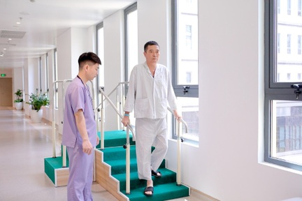 Phát hiện hoại tử chỏm xương đùi độ IV do đau háng đột ngột