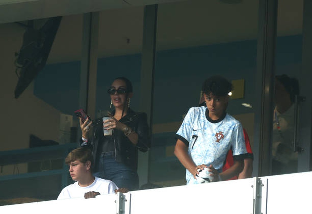 Bạn gái nóng bỏng của C.Ronaldo gây sốt trên khán đài - 2 Bạn gái nóng bỏng của C.Ronaldo gây sốt trên khán đài - 2