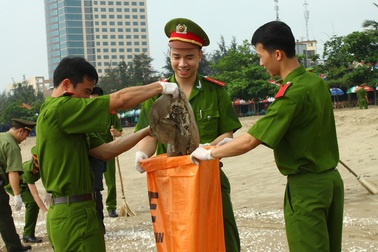 Chiến sỹ trẻ chung tay làm sạch bãi biển, hỗ trợ ngư dân