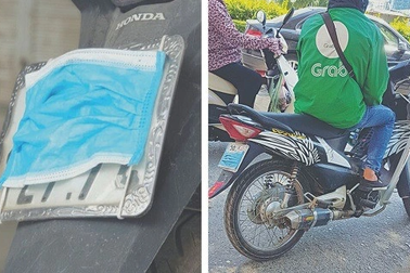 Lý do nhiều shipper, xe ôm công nghệ cố tình đeo khẩu trang che biển số xe