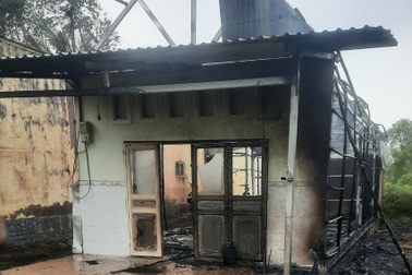 Em đốt nhà chị họ nghi do mâu thuẫn