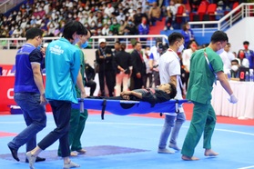 Nhiều VĐV chấn thương, nằm cáng rời sân trong ngày cuối thi Pencak Silat